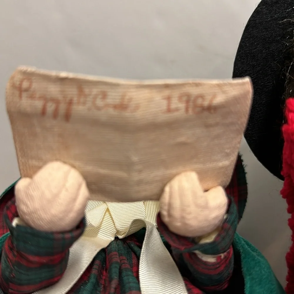 3PC Vtg Handmade Paper Mache Carolers w/ hand crocheted clothing.Green + Red